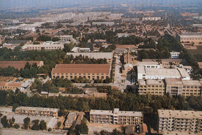 推土机总厂本部厂区。山东推土机总厂建立时，固定资产原值为2569万元，占地面积为517538平方米，建筑面积为170861平方米。