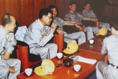 为了学习外国先进技术和管理方法，前往引进技术与设备的国家进行实地考察。薛仲光厂长在日本。