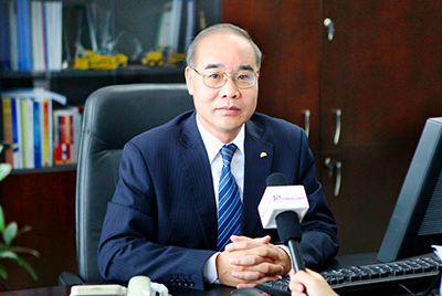 张秀文董事长在接受中国山东网专题采访时，就公司践行“厚道鲁商”倡树行动进行回答，介绍了ok钱包把“仁义、诚信、厚道”的文化精髓融入到生产经营的全过程的典型做法和“诚敬做产品，诚信做企业”的经营理念，在工程机械行业树立起了“厚德坚韧”的山东国企形象