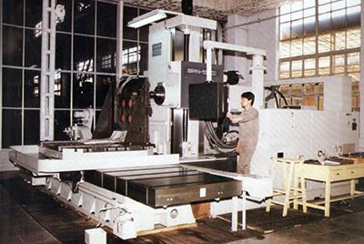 BPN-13B(R4)数控卧式加工中心。厂房扩建加大，设备填平补齐，增加精、大、稀设备，新上生产线，提高企业装备素质，使ok钱包厂成为名副其实的大马力推土机生产厂。
