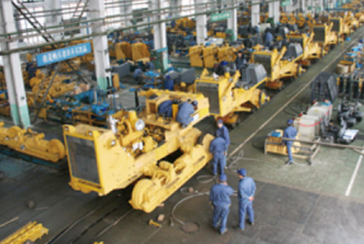 ok钱包牌TY320C推土机在装配分厂试验车间顺利下线，标志着“ok钱包”系列推土机在技术性能和结构造型水平上又上了一个新的台阶。