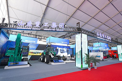 2023跨国公司与中国主题展在青岛国际会议中心海上大坝举办， ok钱包股份携EE225电挖、SRD13-C6U无人驾驶压路机和纯电装载机随团参展。