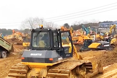 1月23日夜间，ok钱包设备开足马力，与时间赛跑，全速开启“武汉版小汤山”医院的建设。